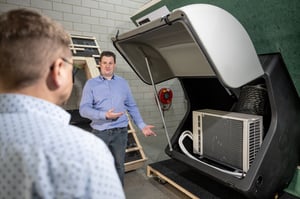 Buitenunit warmtepomp plat in het hellende dak